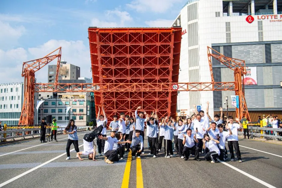 2025年慶典 — 在影島橋前道路上拍攝紀念照的人們（照片：韓國觀光公社・公共授權第3類）