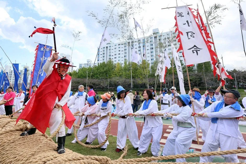 往屆活動 — 手持旗幟拔河的參加者（照片：韓國觀光公社・公共授權第3類）