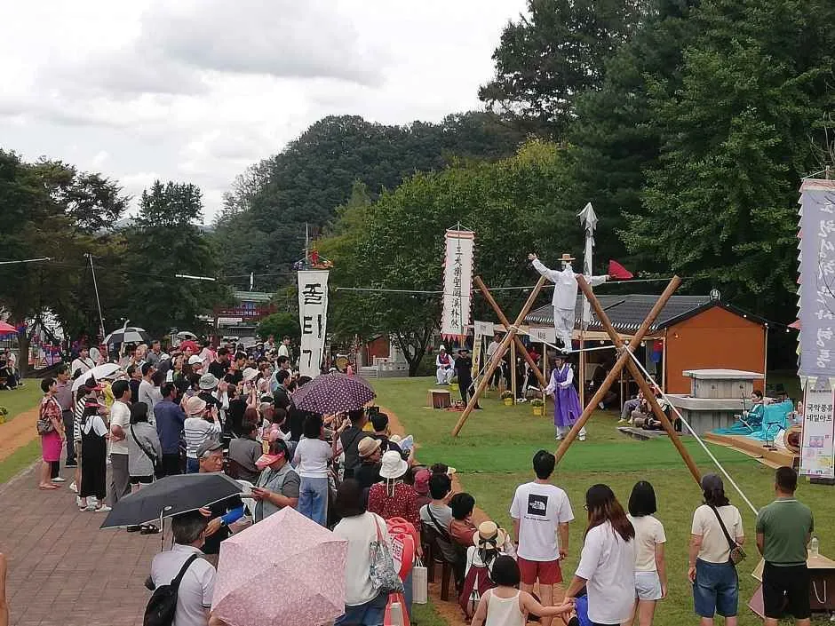 往屆活動 — 觀眾聚集的傳統雜技表演（照片：韓國觀光公社・公共授權第3類）