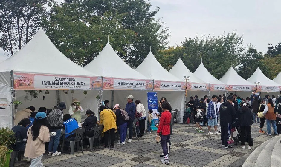 往屆活動 — 在體驗攤位享受活動的遊客