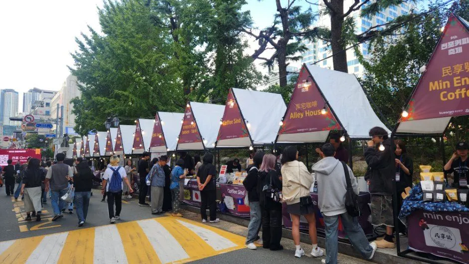 往屆活動 — 街道兩旁的咖啡攤位與排隊等候的遊客