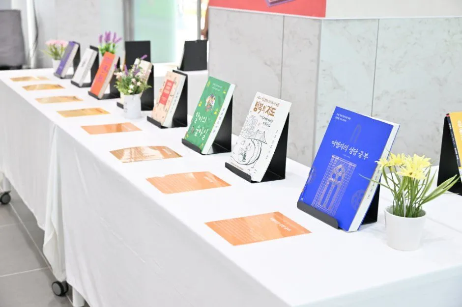 지난 축제 — 탁자 위에 전시된 책들 (사진: 한국관광공사 · 공공누리 제3유형)