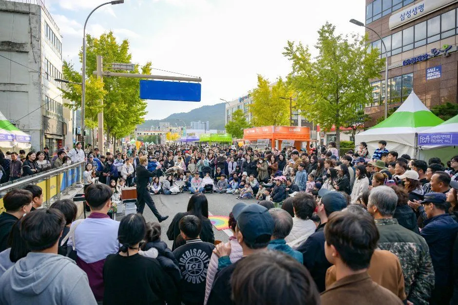 往屆活動 — 圍繞白天街頭表演的觀眾（照片：韓國觀光公社・公共授權第3類）
