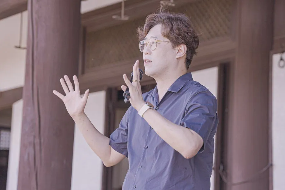 往屆活動 — 手持麥克風說話的男性（照片：韓國觀光公社・公共授權第3類）