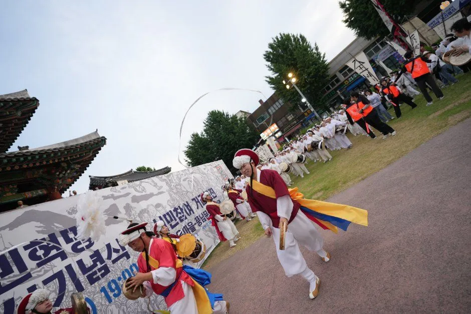 지난 축제 — 전통 공연단의 거리 행진