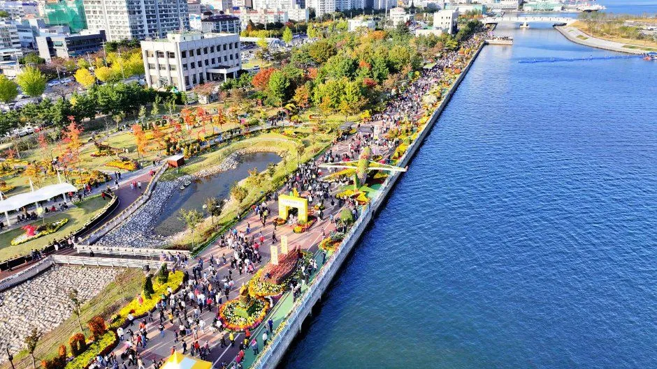 往屆活動 — 擠滿海岸公園散步道的活動遊客（拍攝時期不明）（照片：韓國觀光公社・公共授權第3類）