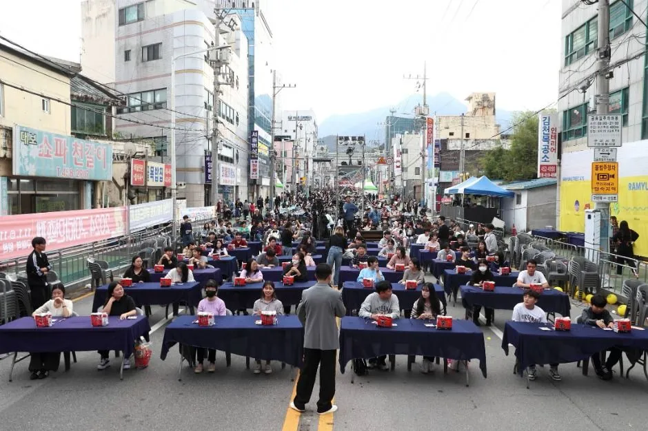 2025年節慶 — 設於道路上的戶外用餐區（照片：韓國觀光公社・公共授權第3類）