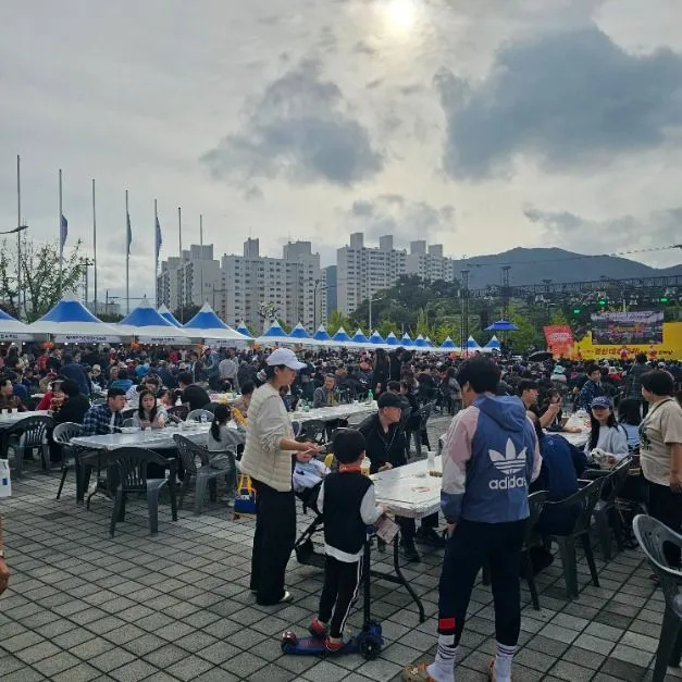 2025年節慶 — 在戶外活動場地用餐的許多遊客（照片：韓國觀光公社・公共授權第3類）