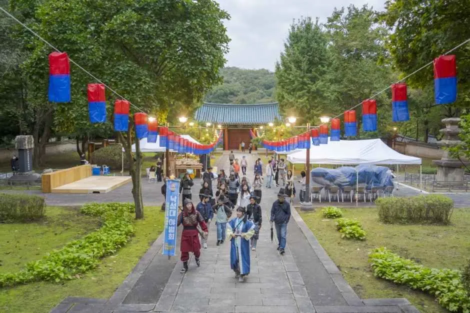 往屆活動 — 懸掛傳統燈籠的寺院入口道路與隊伍（照片：韓國觀光公社・公共授權第3類）