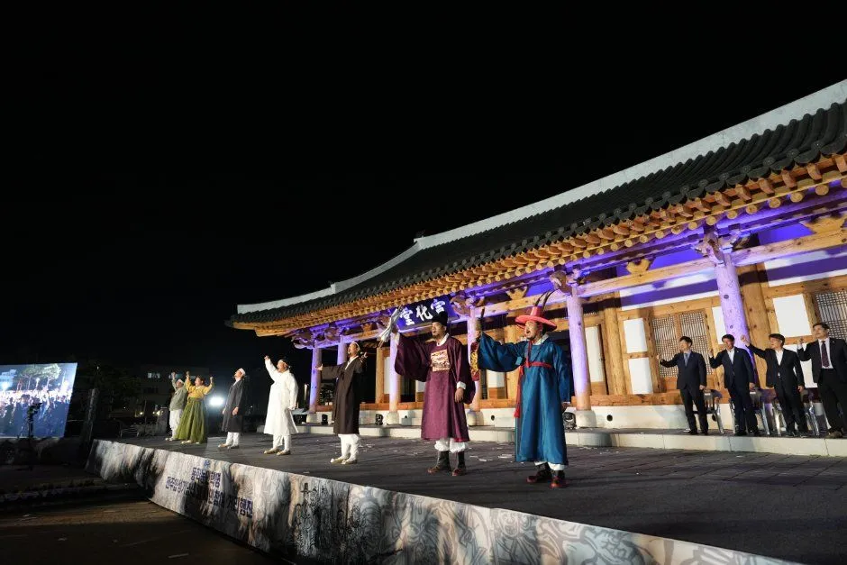 지난 축제 — 한옥 건물 앞 야간 전통 공연 무대
