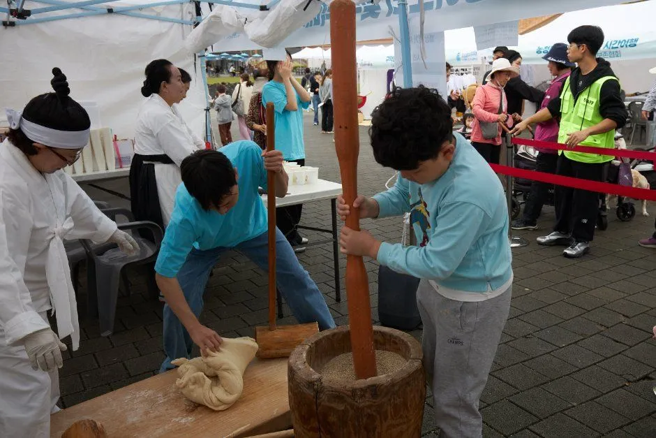 往屆活動 — 傳統打年糕體驗現場(照片:韓國觀光公社・公共授權第3類)