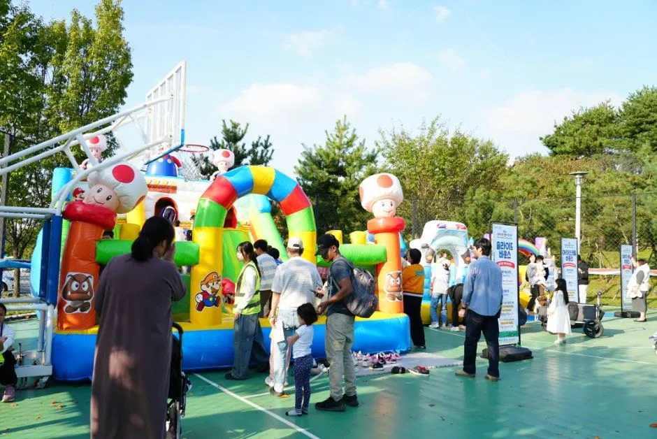 지난 축제 — 야외 행사장의 대형 에어바운스와 방문객 (사진: 한국관광공사 · 공공누리 제3유형)