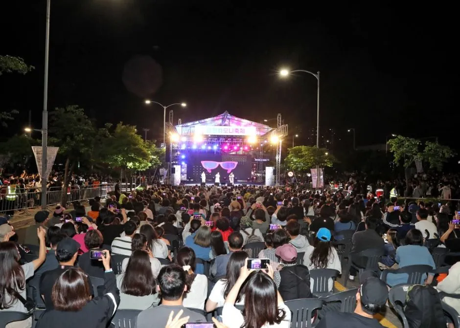 2025 年活動 — 夜間戶外表演舞台與觀眾（照片：韓國觀光公社・公共授權第3類）