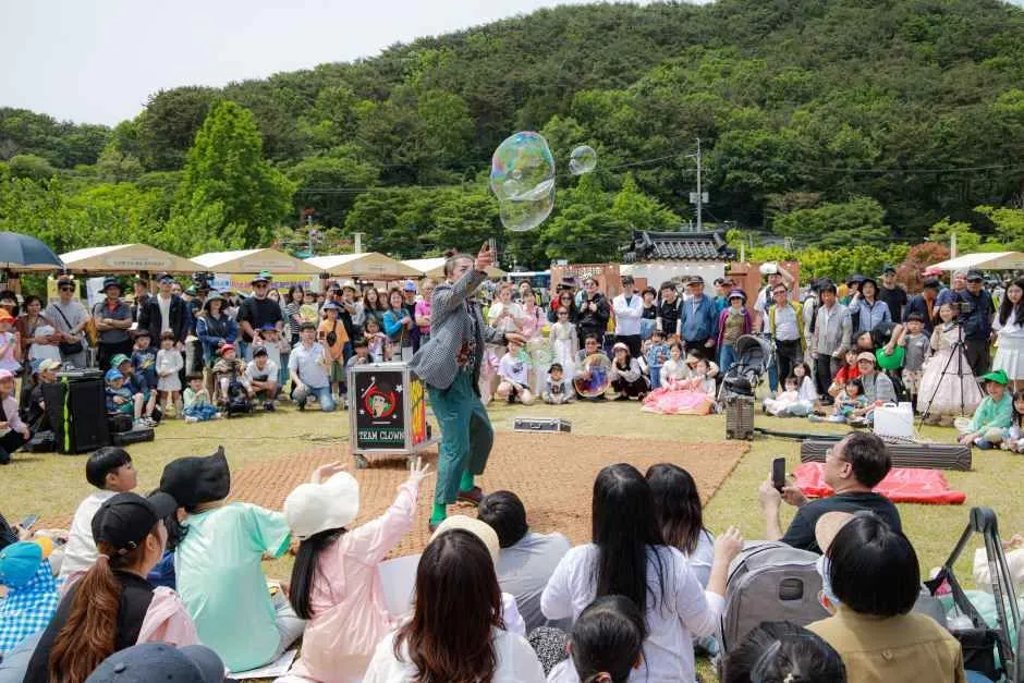 往屆活動 — 在戶外草地觀看泡泡表演的觀眾（照片：韓國觀光公社・公共授權第3類）