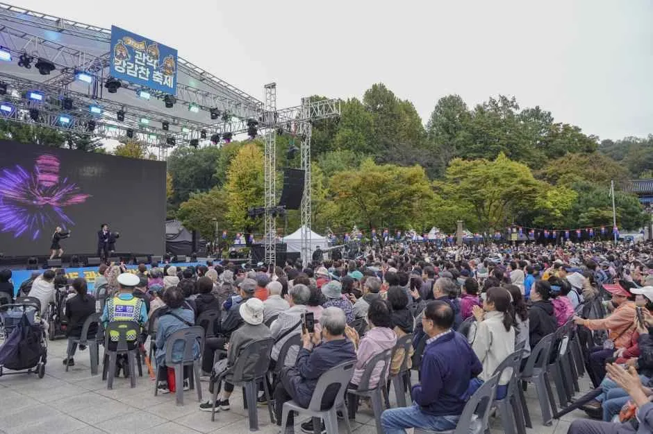往屆活動 — 戶外舞台表演與觀眾（照片：韓國觀光公社・公共授權第3類）