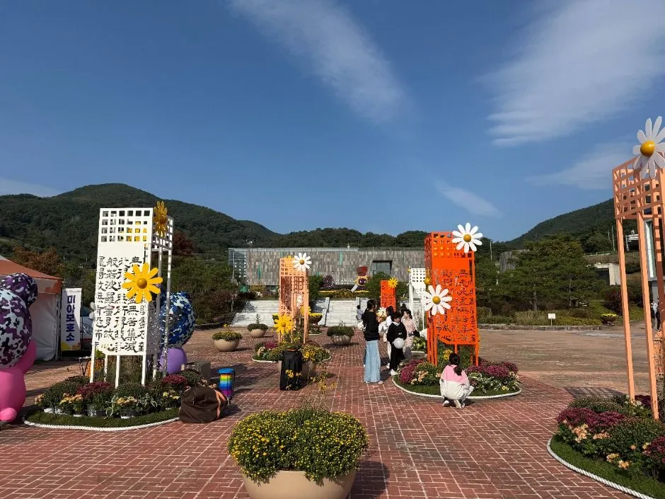 2025年慶典 — 擺放花卉裝飾的戶外慶典空間