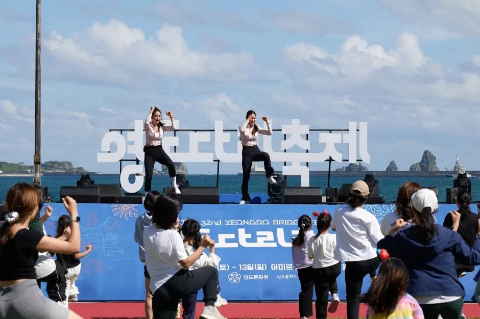 2025年慶典 — 以大海為背景的舞台表演與觀眾（照片：韓國觀光公社・公共授權第3類）