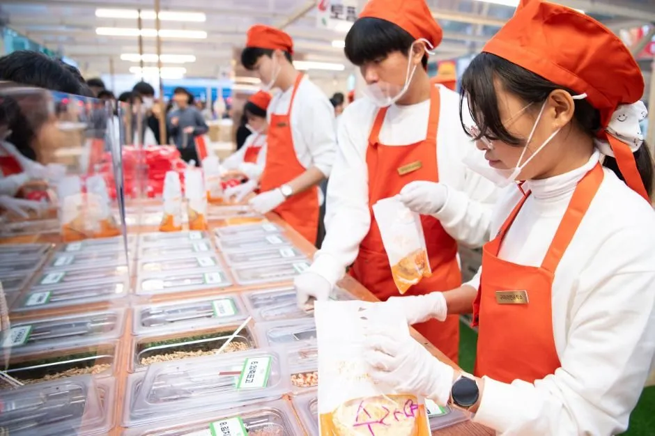 2025年節慶 — 準備拉麵食材的烹調工作人員