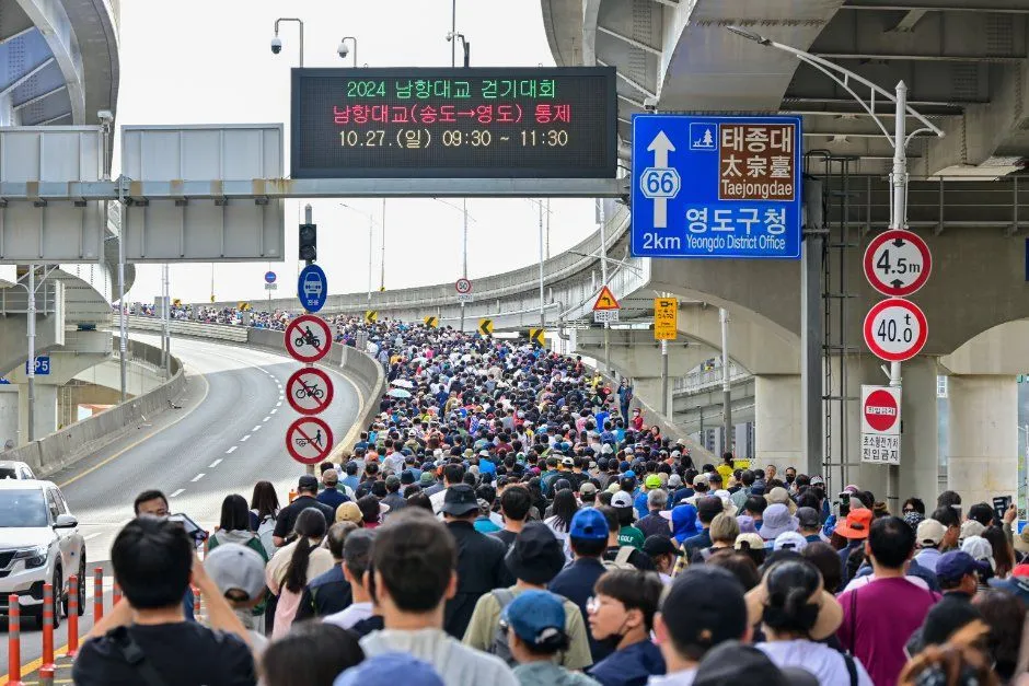 2024年活動 — 大批人群走在道路上的情景（照片：韓國觀光公社・公共授權第3類）