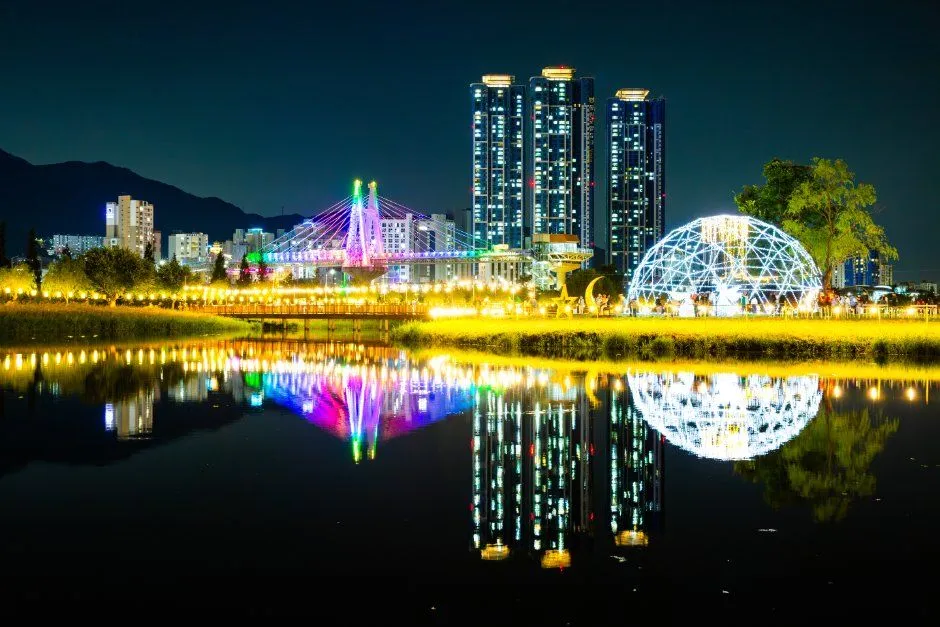 往屆活動 — 映照著夜間燈光與公寓大樓的水岸景色