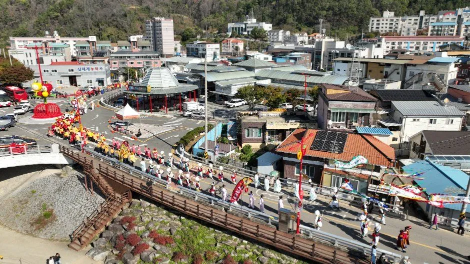 往屆活動 — 途經河畔橋樑的活動遊行隊伍與市區景色（照片：韓國觀光公社・公共授權第3類）