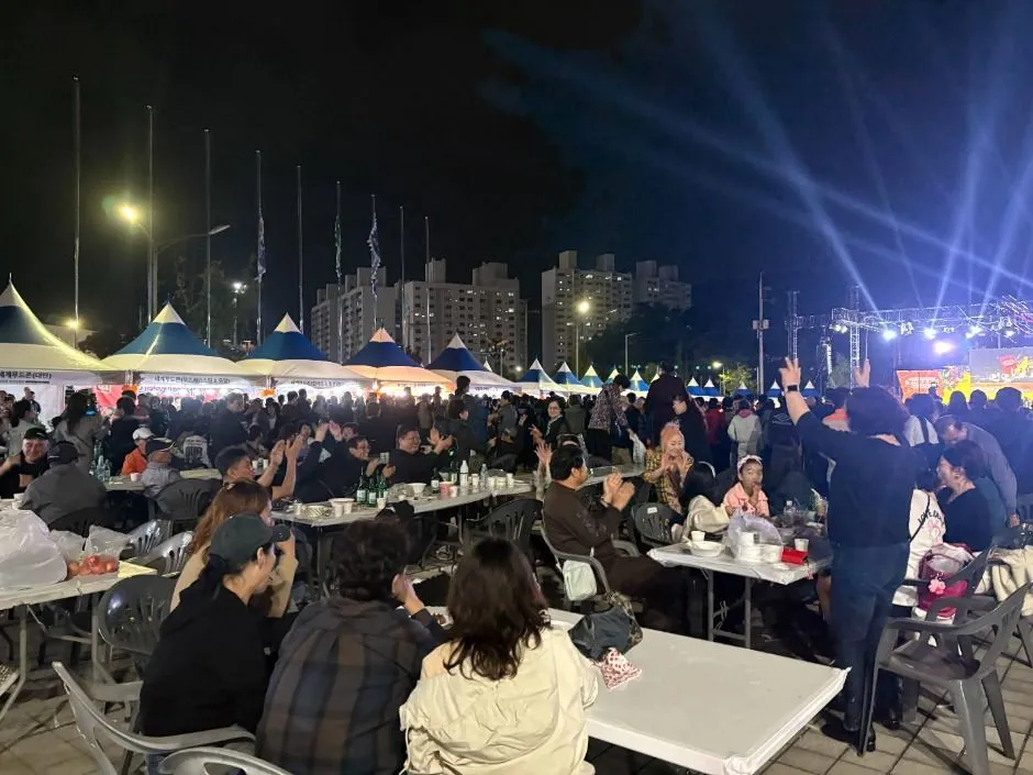 2025年節慶 — 在夜間節慶場地用餐的遊客們