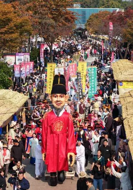 往屆活動 — 穿著傳統服飾的人偶與節慶人潮