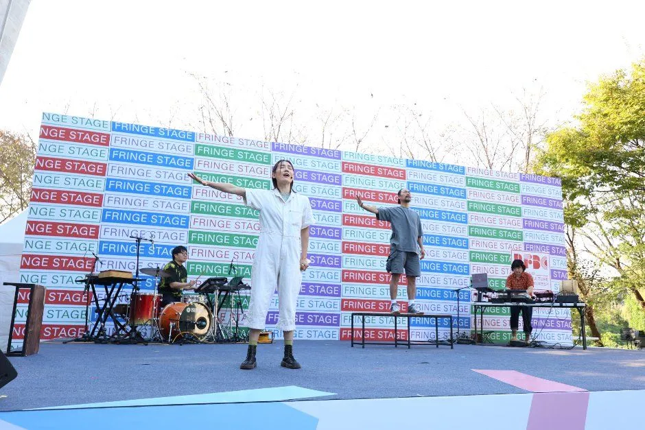 往屆活動 — 在戶外舞台上演出的樂隊表演