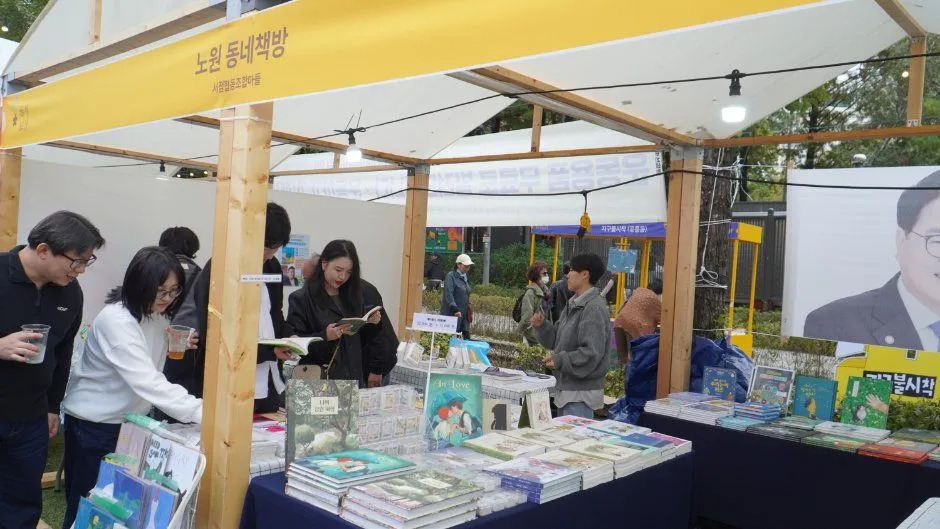 往屆活動 — 蘆原社區書店攤位與展示中的書籍