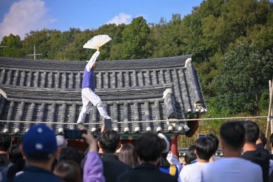 往屆活動 — 傳統瓦屋頂上的走鋼絲表演（照片：韓國觀光公社・公共授權第3類）