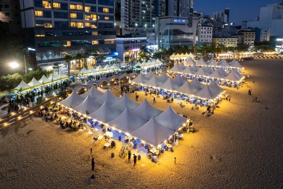 往屆活動 — 設置在海灘上的夜間活動攤位