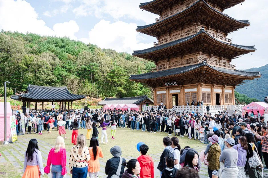 往屆活動 — 聚集在傳統樓閣前的活動遊客