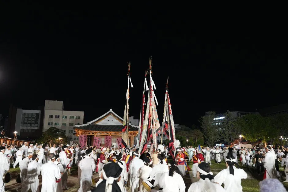 지난 축제 — 야간 광장에서 펼쳐지는 전통 행렬과 공연