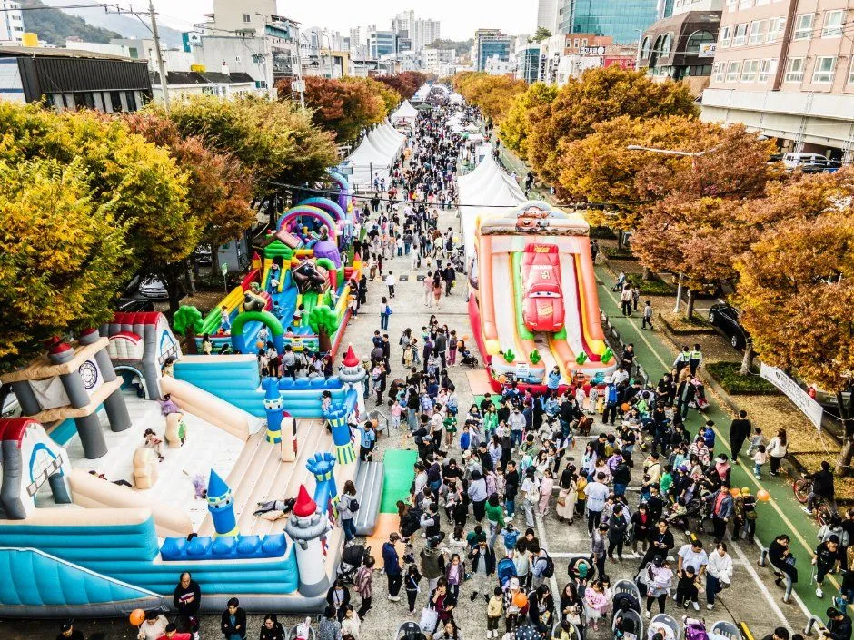 往屆活動 — 市區活動會場的遊樂設施與訪客（照片：韓國觀光公社・公共授權第3類）