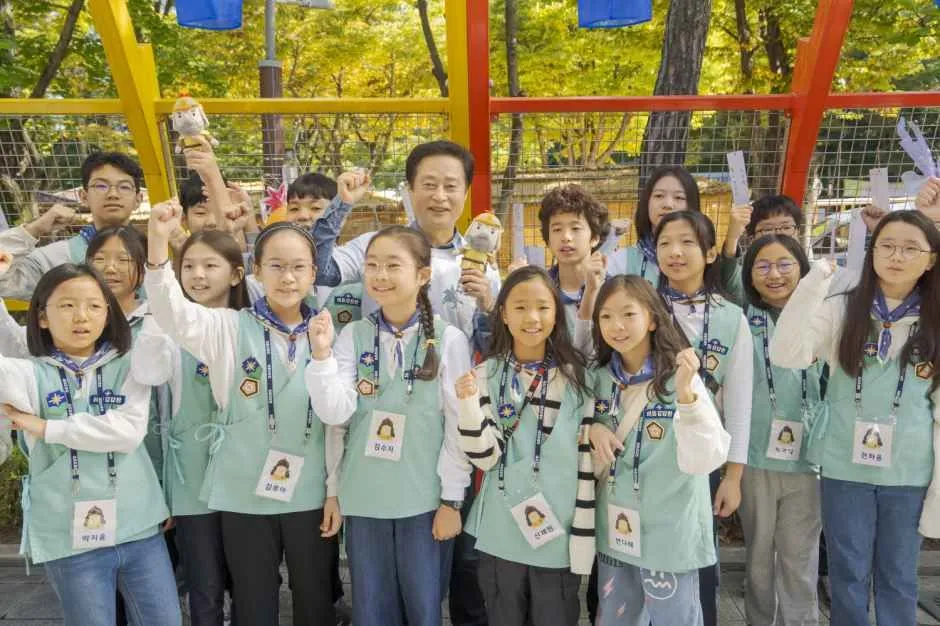 往屆活動 — 兒童團體與成人的紀念合照