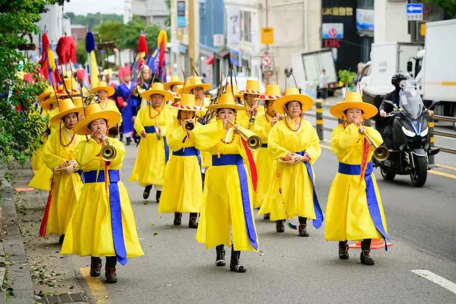 往屆活動 — 穿著黃色傳統服飾演奏樂器的遊行隊伍（照片：韓國觀光公社・公共授權第3類）