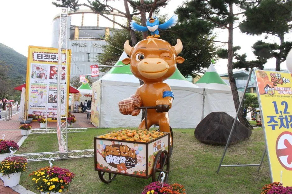 往屆活動 — 牛模型與裝滿柿子的手推車(照片:韓國觀光公社・公共授權第3類)