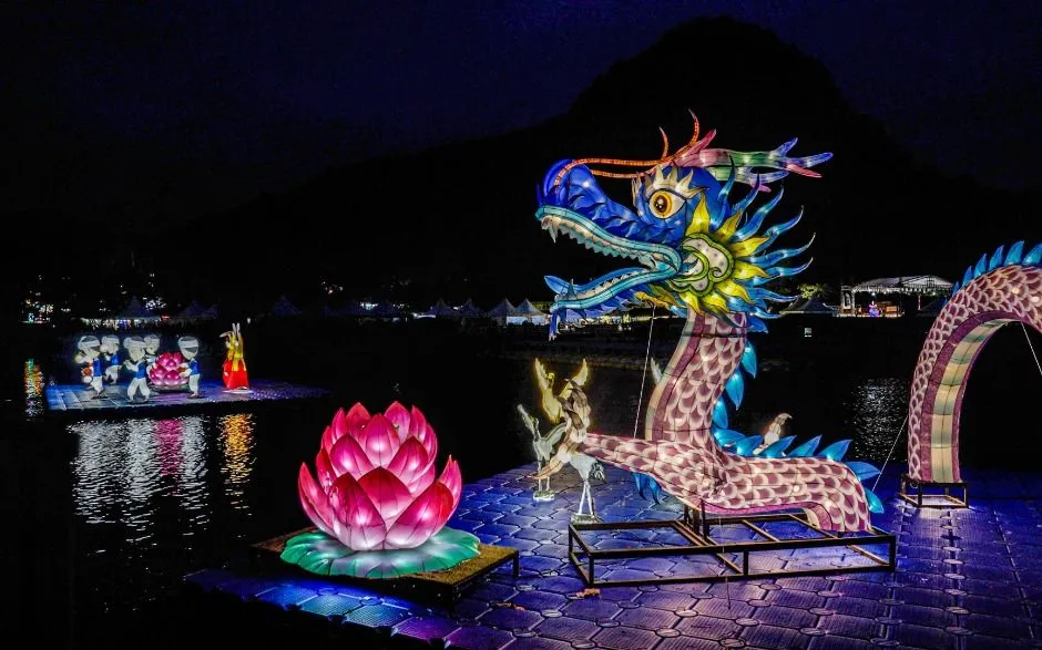 2025年活動 — 夜晚湖面上的燈光巨龍與蓮花（照片：韓國觀光公社・公共授權第3類）