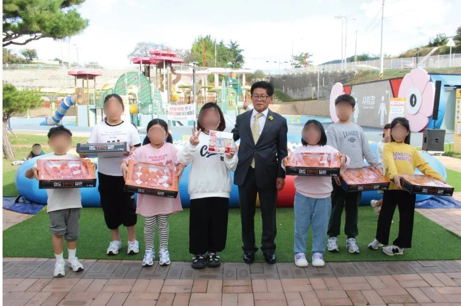 往屆活動 — 主持人頒發柿子箱給孩子們
