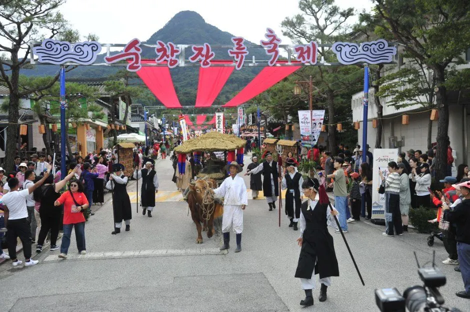 往屆活動 — 傳統隊伍通過慶典街道（照片：韓國觀光公社・公共授權第3類）