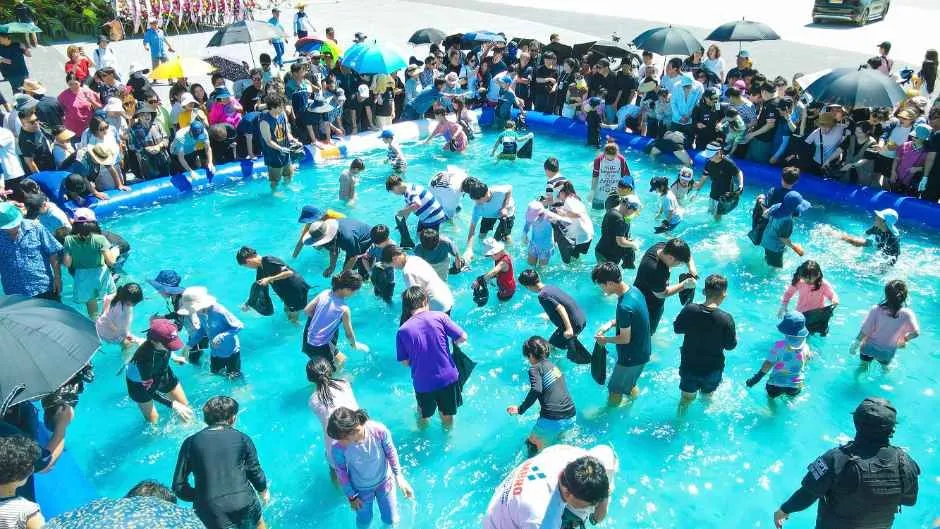 往屆活動 — 在戶外水槽玩水的人們