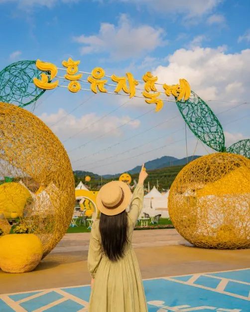往屆活動 — 望著柚子造型物與慶典入口的遊客