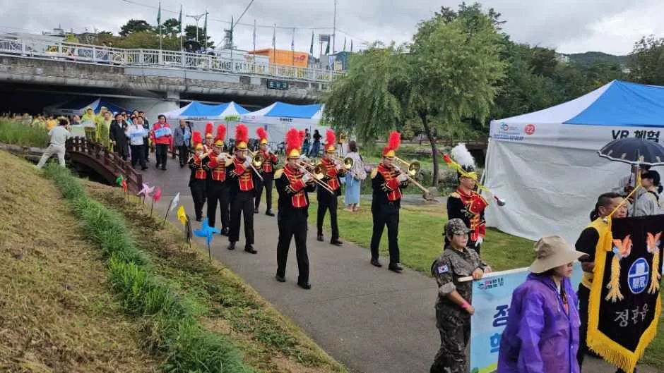 往屆活動 — 行經溪川步道的管樂演奏隊伍
