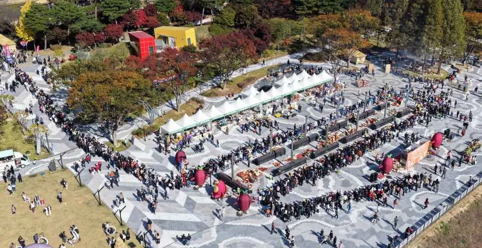 往屆活動 — 節慶會場全景與訪客隊伍（照片：韓國觀光公社・公共授權第3類）