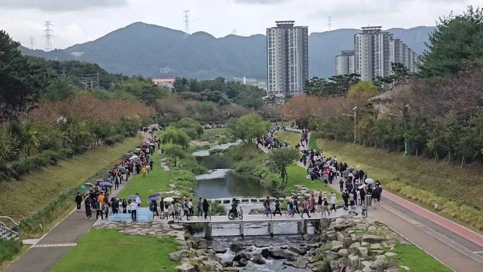 往屆活動 — 以山巒與公寓為背景的溪川步道（照片：韓國觀光公社・公共授權第3類）