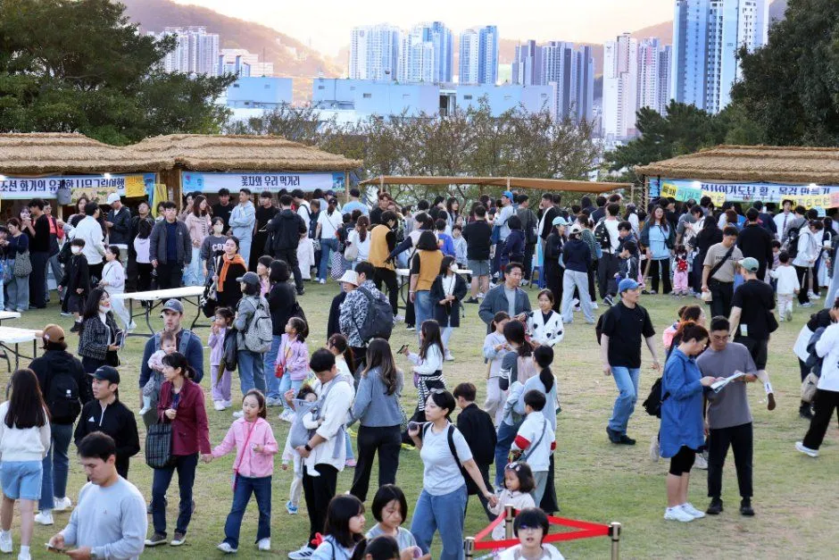 往屆活動 — 傳統茅草屋頂攤位周圍的節慶人潮
