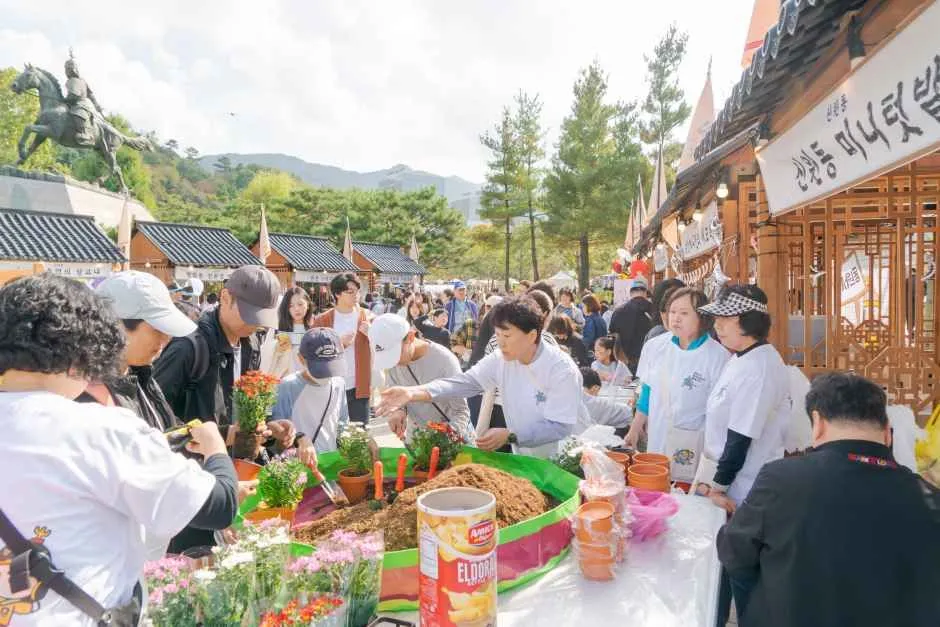 往屆活動 — 傳統建築前的體驗活動（照片：韓國觀光公社・公共授權第3類）