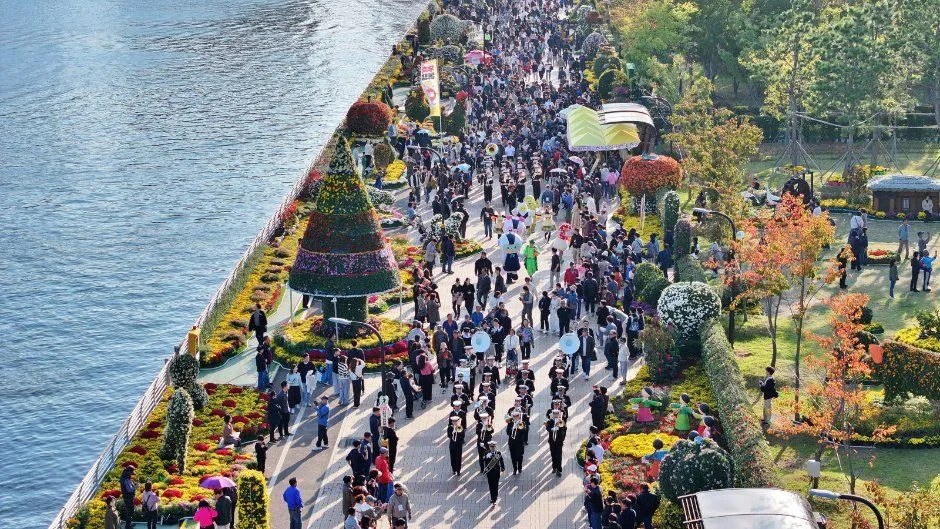 往屆活動 — 穿過菊花造景之間的遊行隊伍（照片：韓國觀光公社・公共授權第3類）