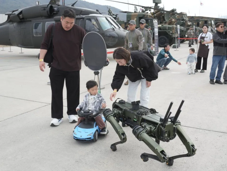 지난 축제 — 가족이 로봇 개를 체험하는 모습 (사진: 한국관광공사 · 공공누리 제3유형)