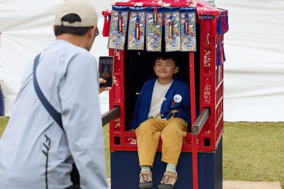 往屆活動 — 坐在傳統轎子裡的兒童體驗者